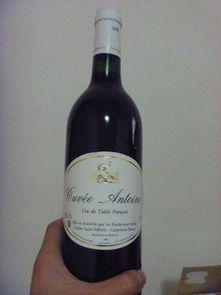 請好心人告訴我這是什么紅酒 是不是法國紅葡萄酒 現在每瓶的價格是多少 謝謝